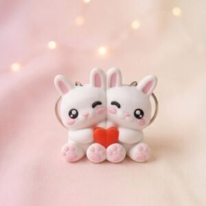 Llaveros conejitos kawaii magnéticos unidos formando un corazón rojo