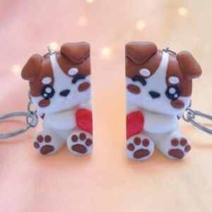 Llaveros perritos kawaii magnéticos para parejas sobre fondo rosado